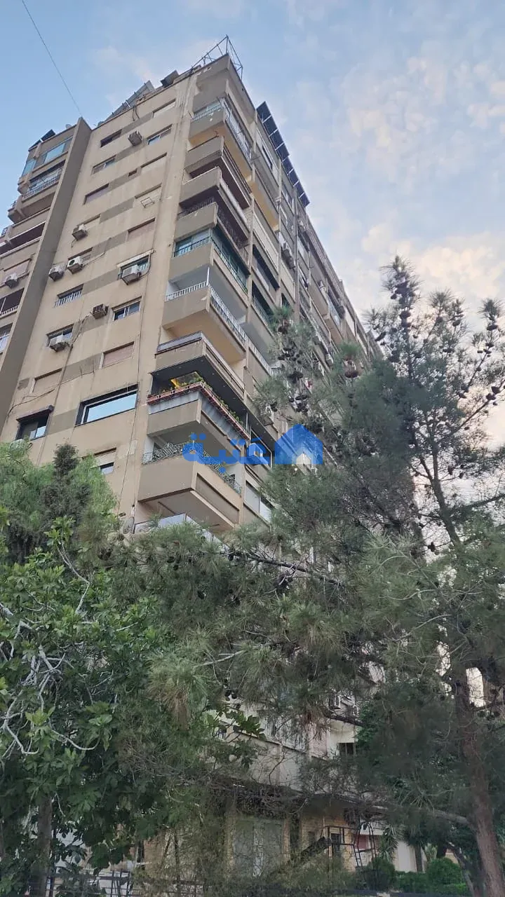 شقة 6 غرف 180 متر مربع نصف مفروشة للبيع
